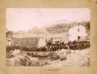Reproduccin de una vista general de personal ferroviario de la Compaa de los Caminos de Hierro del Norte de Espaa posando en la estacin de Tarrasa, junto con la locomotora de vapor 1401 de la compaa (CA. 1899-1900)