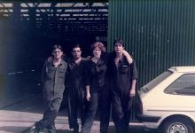 Lourdes Snchez Peas posando junto a otros miembros del personal de Talleres de RENFE en la puerta de entrada de la nave de Material Motor de los talleres de Fuencarral - 1983 - Madrid