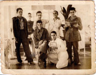 Ramn Botana Garca, de pie a la izquierda vistiendo de blanco, posando junto a otros compaeros de la 10 promocin de la Agrupacin de Movilizacin y Prcticas de Ferrocarriles en un lugar sin identificar en Madrid - 07/10/1950 - Madrid