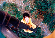 M Isabel Snchez Gonzlez, oficial de Telecomunicaciones de RENFE, subida en un poste de telecomunicaciones mientras realiza su trabajo a la altura de Areta - marzo 1989 - Areta (lava)
