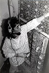 M Isabel Snchez Gonzlez, oficial de Telecomunicaciones de RENFE, realizando su trabajo en un cuadro de control de telecomunicaciones de la estacin de Baracaldo - 1987 - Baracaldo (Vizcaya)