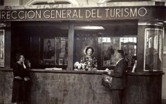 Oficina de Turismo en el vestbulo de la estacin internacional de Canfranc, atendida por la jefa de la misma, Pilar Vizcarra Calvo. Canfranc (dcada de 1950)