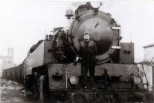 Emilio Lpez Lpez, trabajador del ferrocarril minero de Andorra a Escatrn, posando sobre la locomotora de vapor 11468 del Ferrocarril de Andorra a Escatrn, con rodaje 242 T, construida por Arnold Jung en 1953 y denominada Escatrn, remolcando una composicin de tolvas y detenida en la central trmica de Escatrn - 1966 - Escatrn