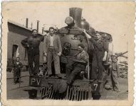 Personal ferroviario y locomotora de vapor n 7 'Arana Lupardo' del Ferrocarril de Ponferrada a Villablino de la Minero Siderrgica de Ponferrada S.A. (195?)
