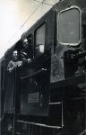 Personal ferroviario en la cabina de conduccin de la locomotora de vapor 141 F - 2353 de RENFE