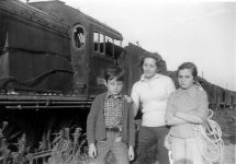 Mi familia delante de algunas mquinas que ya estaban retiradas de la circulacin - Alicante (23-4-1973)