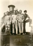 De izquierda a derecha, Manuel Casado Cabello, Juan Arjona Rodrguez (mi padre), Francisco Muriel y Antonio Gonzlez Reina, posando para la ocasin junto a una locomotora 140 den el depsito de Bobadilla - Depsito de la Estacin de Bobadilla (1950)
