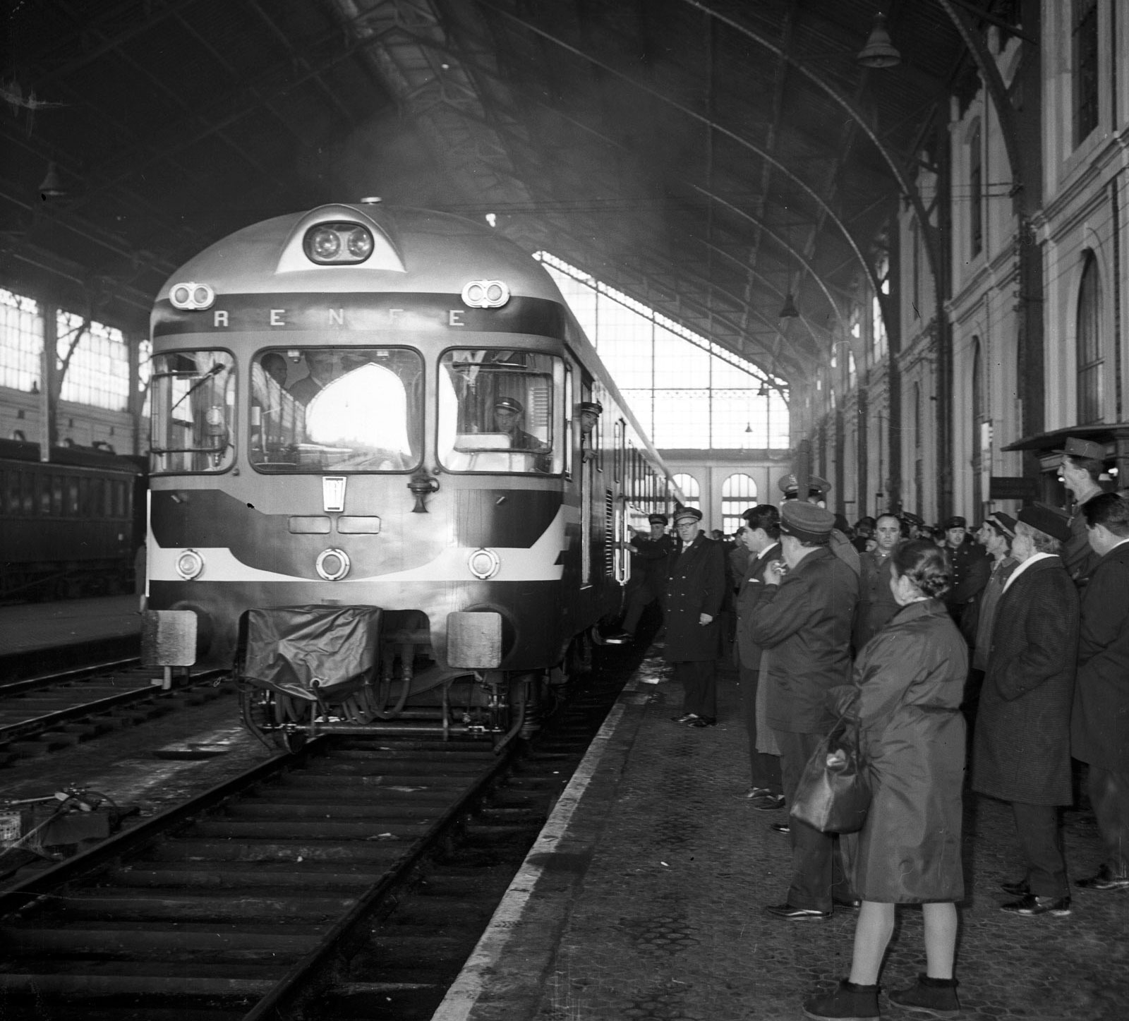 Salida del primer Tren Español Rápido (TER) Madrid-Lisboa. 01-mar-1967. Foto: Luis Millán. <i>Archivo EFE</i>