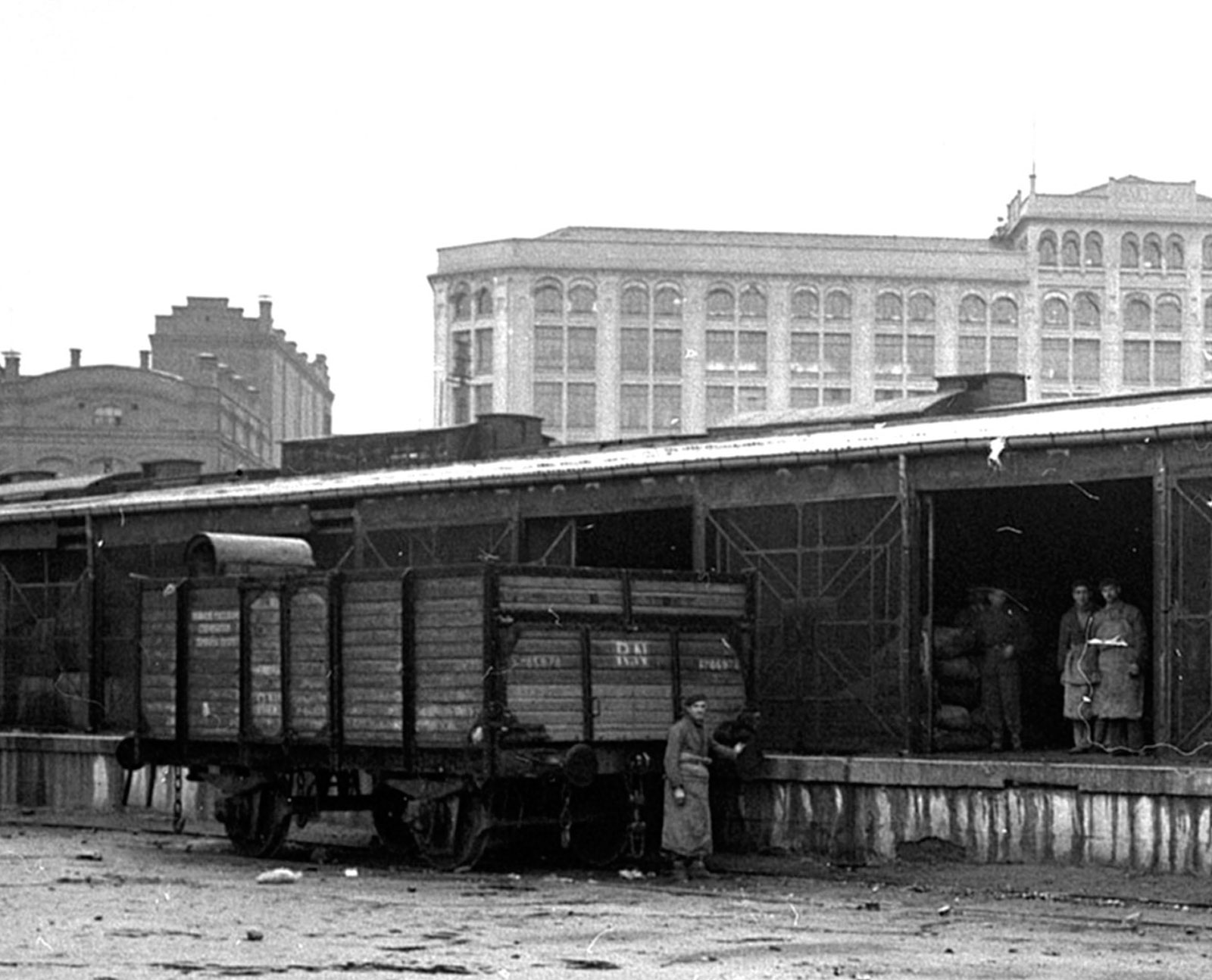 Trabajos de carga y descarga en los muelles de la estación. Jun-1941. Foto: Archivo ADC. <i>AHF-MFM</i>
