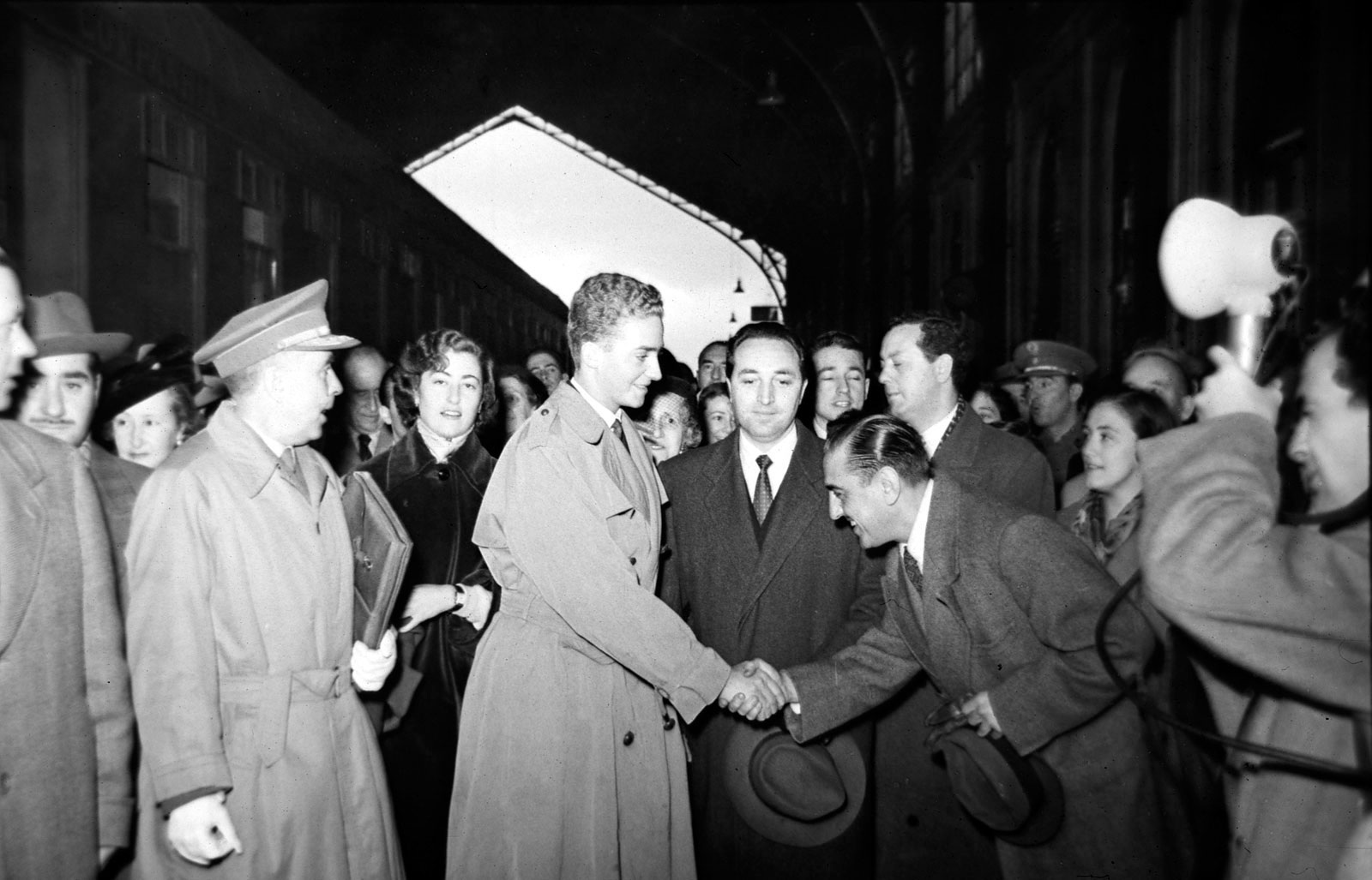 Llegada del futuro rey Juan Carlos a Delicias. 18-ene-1955. Fondo Martín Santos Yubero. <i>Archivo Regional de la Comunidad de Madrid</i>