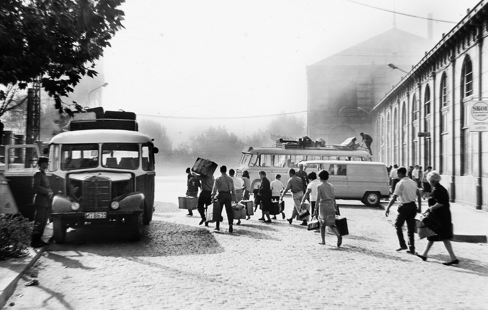 Llegada de viajeros a la estación de Madrid-Delicias. Década de 1960. Fondo Martín Santos Yubero. <i>Archivo Regional de la Comunidad de Madrid</i>