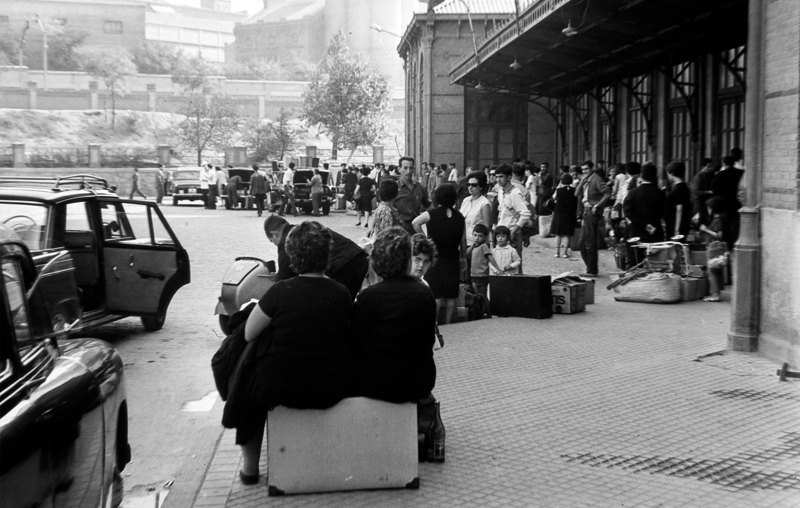 Esperando el taxi en Delicias. Década de 1960. Fondo Martín Santos Yubero. <i>Archivo Regional de la Comunidad de Madrid</i>