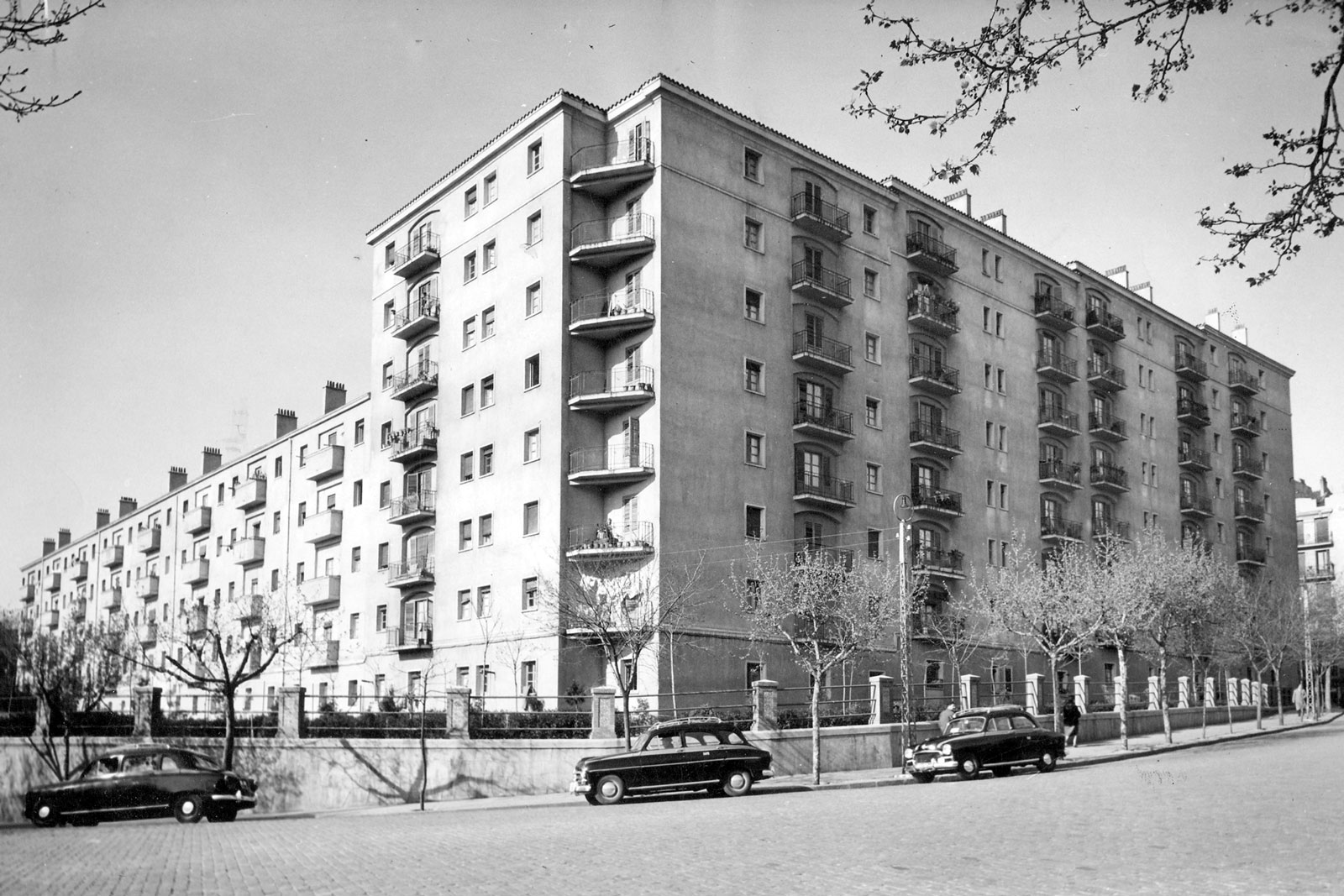 Grupo de viviendas finalizadas. Año 1956. Foto: Manuel Cuenca. <i>Archivo Adif</i>
