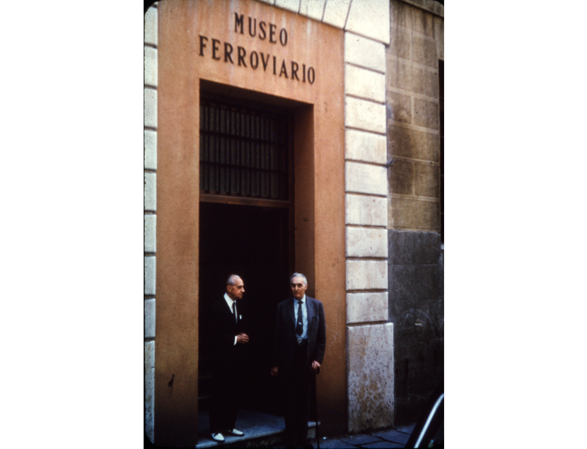 Francisco Wais, director del Museo Ferroviario, junto a Gustavo Reder en la entrada del Museo Nacional Ferroviario