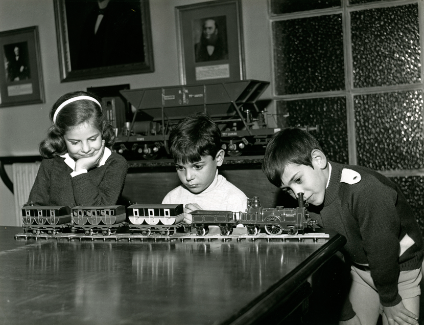 Nios observando la maqueta del Tren del Centenario