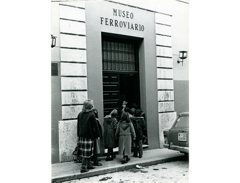 Estudiantes de EGB entrando en el Museo Nacional Ferroviario