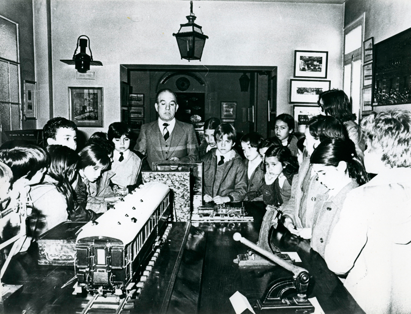 Visita de estudiantes de EGB al Museo Nacional Ferroviario