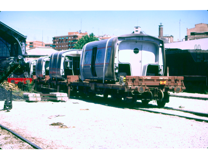 Coches del Talgo II sobre plataforma para su traslado a Sevilla