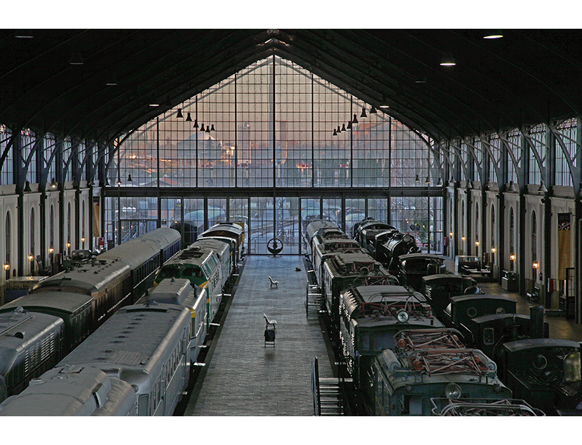 Vista parcial de la Sala de Traccin del del Museo del Ferrocarril de Madrid, con el Planetario al fondo