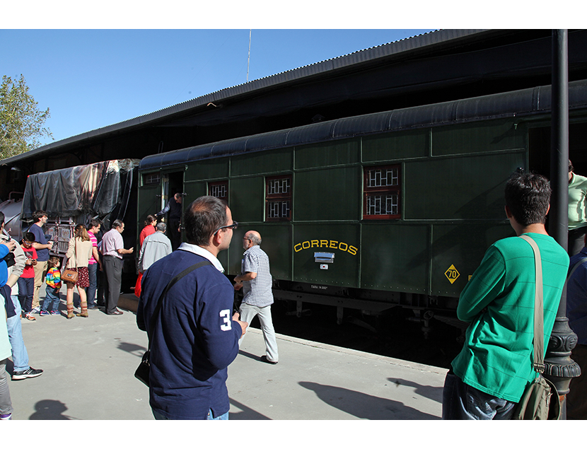 Coche ambulante de correos DGDC 222 restaurado y expuesto durante la Jornada de Puertas Abiertas 2014