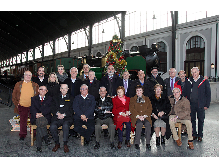 Voluntarios CEATE y personal del Museo posando junto al rbol de Navidad