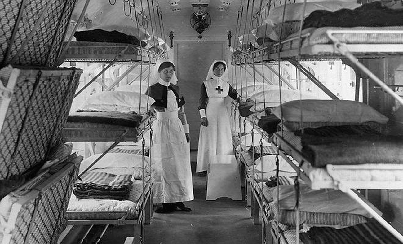Dos enfermeras junto a las literas con sábanas impolutas de los trenes hospital británicos en la Primera Guerra Mundial. <i>Museo Británico del Ferrocarril</i>.