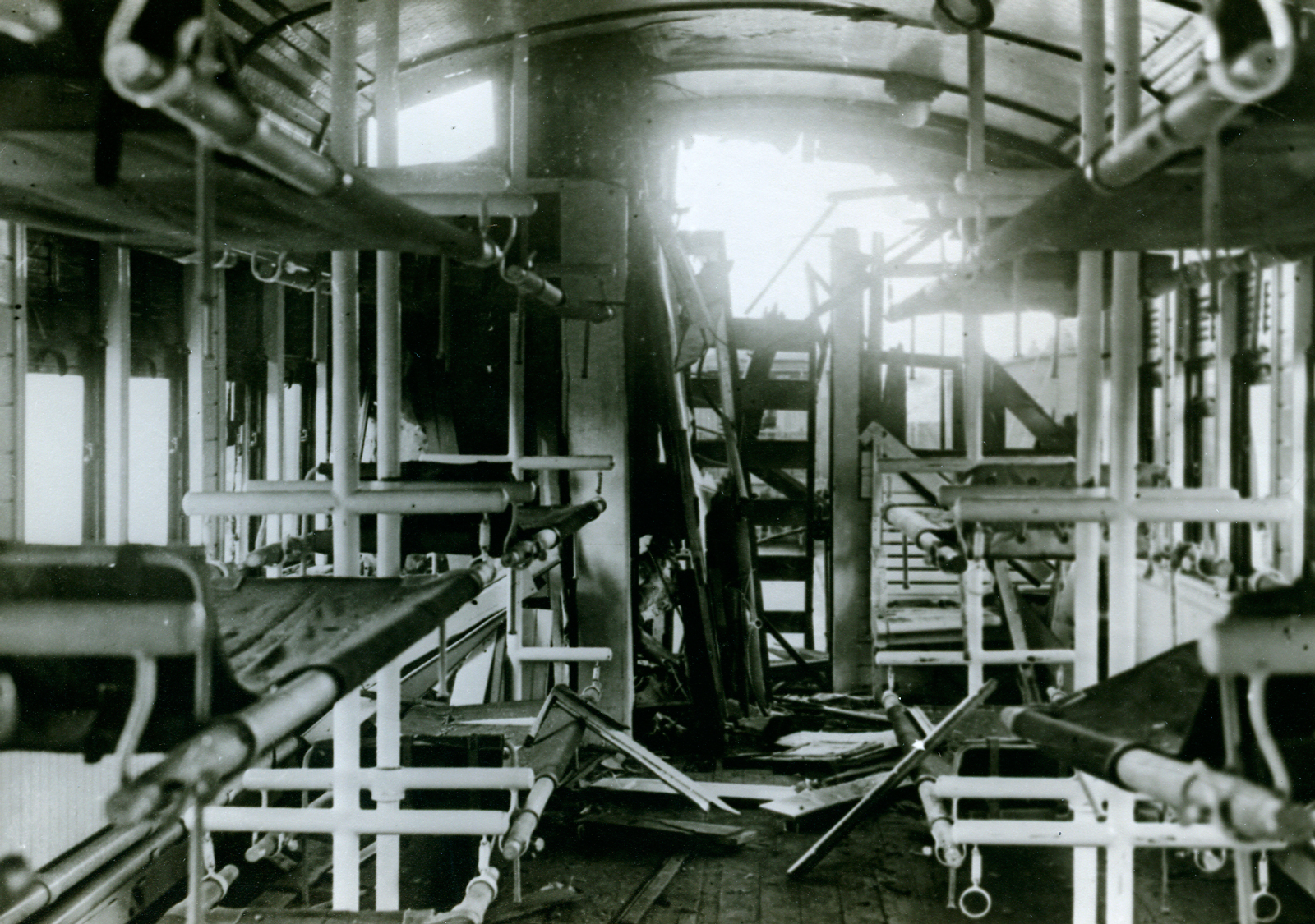 Interior coche unificado ambulancia del Ferrocarril Ceuta-Tetuán, 1930. <i>Archivo Histórico Provincial de Zaragoza.</i>