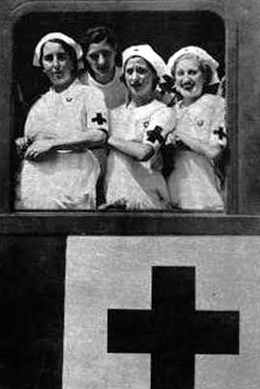 Enfermeras del primer tren sanitario, llegando al frente de Teruel. Foto: Vidal Corella. <i>ABC</i>, 14-ago-1936.