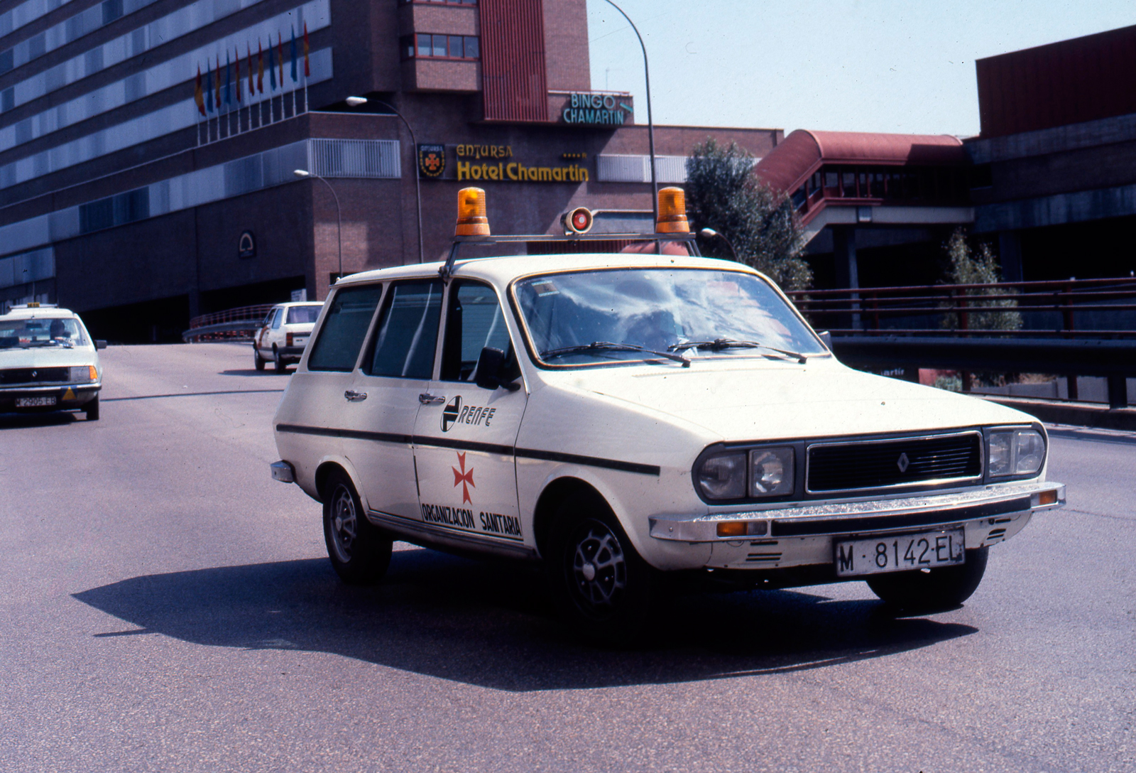 Ambulancia de Renfe con automóvil Renault 12. Año 1987. <i>Foto Adif.</i>