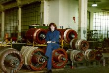 Lourdes Sánchez Peñas, personal de Talleres de RENFE, posando en la sección de bobinado de inducidos del Taller Central de Reparaciones (TCR) de Villaverde - 1984 - Madrid