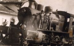Personal ferroviario y locomotora de vapor 140-2050 en la estación de Pedro Martínez de la línea de Linares a Almería (1963)