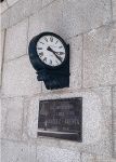 Reloj de cuña y placa conmemorativa en el andén de viajeros de la estación de Cuenca - Cuenca (2015)