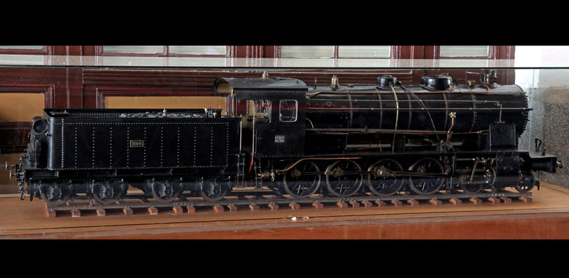 Modelo de locomotora de vapor tipo 240, serie 1100 de MZA