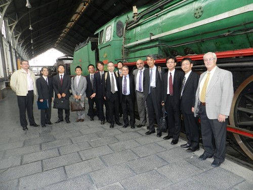Una delegacin de JR-West visita el Museo del Ferrocarril de Madrid
