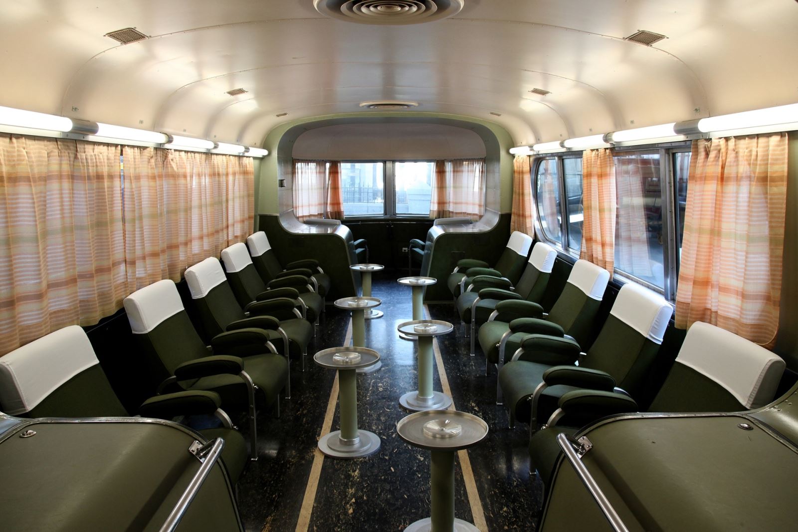 Interior del coche-observatorio situado en la cola del tren