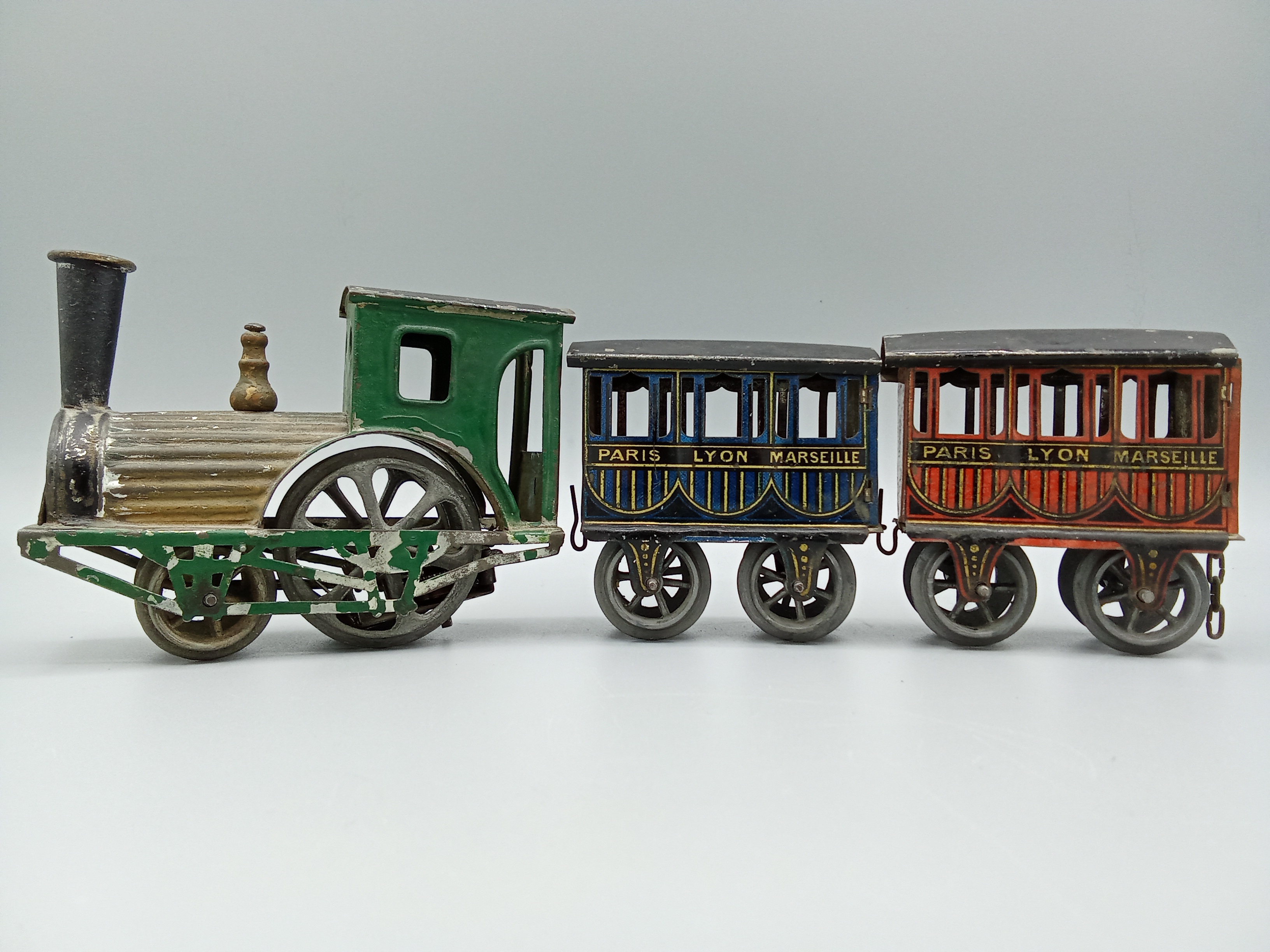 Pieza destacada: Tren de juguete con mecanismo de resorte